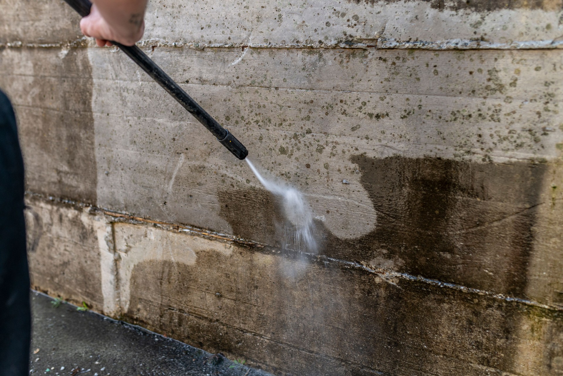 Cleaning concrete wall with high pressure